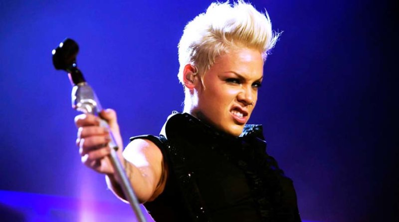 Pink sorprende al mostrar sus mejores pasos de salsa con música de Víctor Manuelle