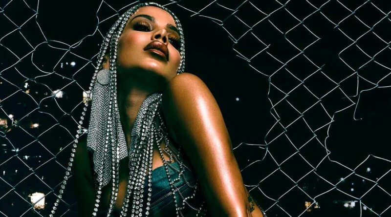 Anitta hace frente a las críticas por mostrar un ritual de santería dentro de su video musical