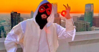 El artista misterioso Positiveman estrena el himno a la paz "OH LA LA"