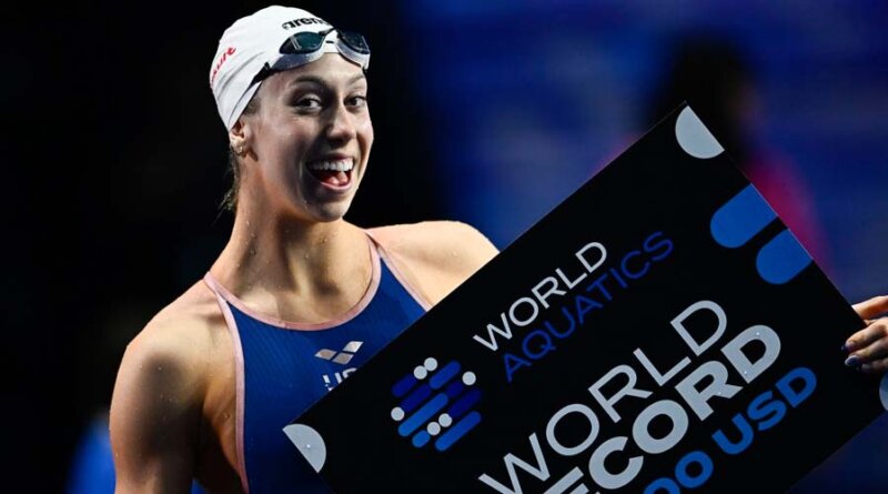Joven nadadora estadounidense bate récord mundial dos veces en menos de 8 horas