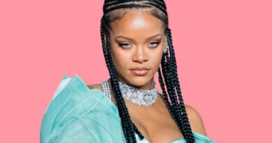 Rihanna posa como un cupido, usando lencería de color rojo