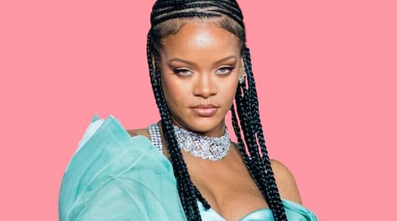 Rihanna posa como un cupido, usando lencería de color rojo