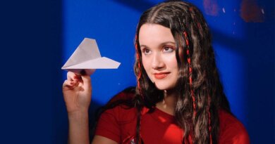 GRAMMY.com y Rolling Stone han declarado que el álbum de Joaquina, 'AL ROMPER LA BURBUJA'