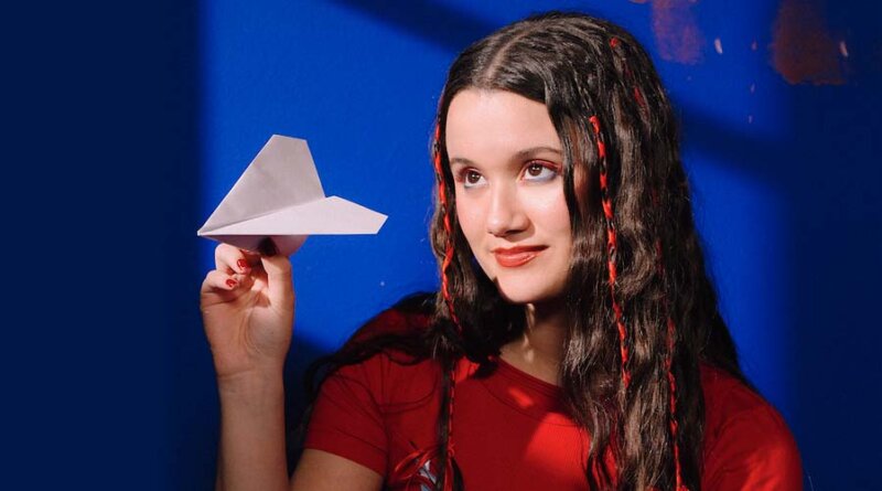 GRAMMY.com y Rolling Stone han declarado que el álbum de Joaquina, 'AL ROMPER LA BURBUJA'