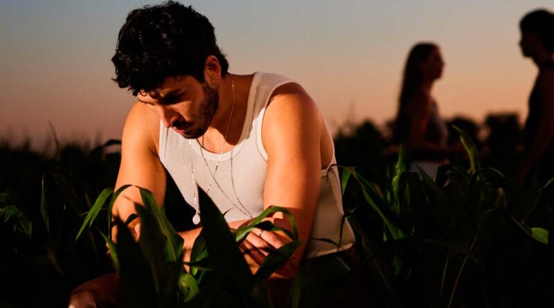 Sebastián Yatra transforma una historia de desamor en una obra de arte con "LA PELIRROJA"