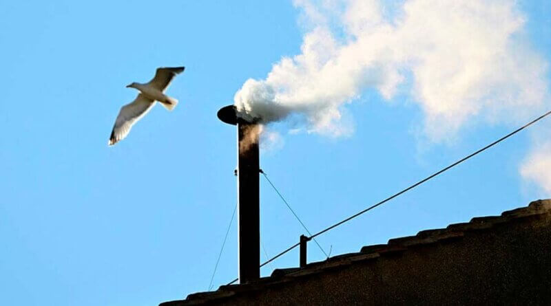 Humo blanco en el Vaticano anuncia la elección de un nuevo Papa