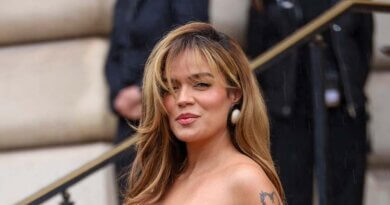 Karol G brilló en su primera aparición en la Paris Fashion Week