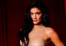 Kylie Jenner luce un traje hecho con labiales para celebrar los 10 años Kylie Cosmetics