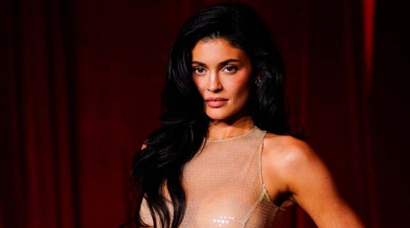 Kylie Jenner luce un traje hecho con labiales para celebrar los 10 años Kylie Cosmetics