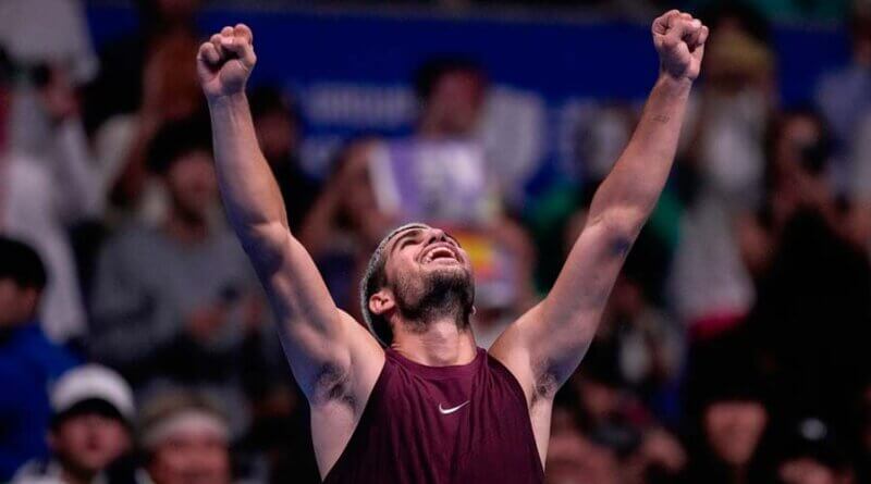 Carlos Alcaraz tritura al estadounidense Taylor Fritz en la final y se corona en el Abierto de Japón