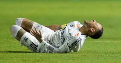Neymar vuelve a lesionarse en Santos y peligra su temporada en Brasil