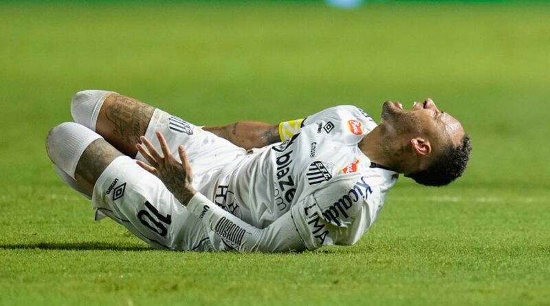 Neymar vuelve a lesionarse en Santos y peligra su temporada en Brasil