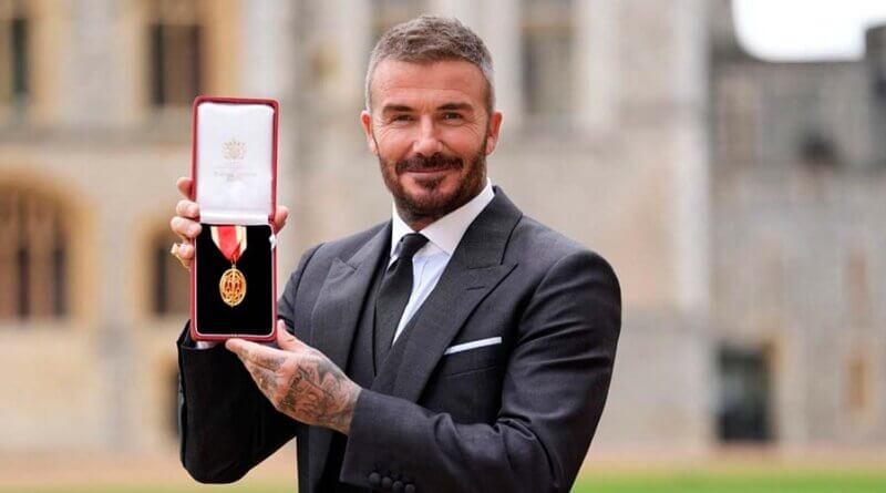 David Beckham es coronado caballero por el rey Carlos III