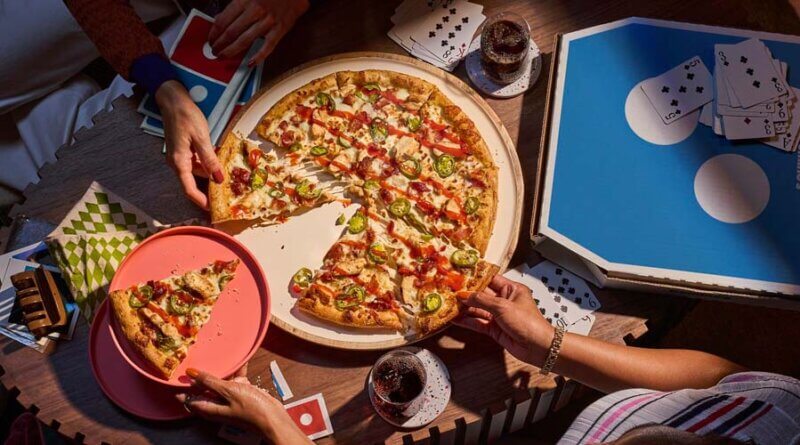 "Treat Yo Self" (Date un gusto) con la nueva pizza Spicy Chicken Bacon Ranch de Domino's®