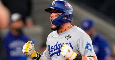 Miguel Rojas y Jaime Jáquez Jr. cambian camisetas en partido de Miami Heat
