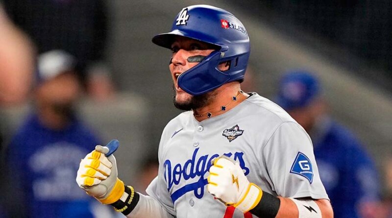 Miguel Rojas y Jaime Jáquez Jr. cambian camisetas en partido de Miami Heat
