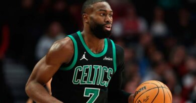 NBA multa por $35,000 a estrella de Celtics por duras críticas al arbitraje