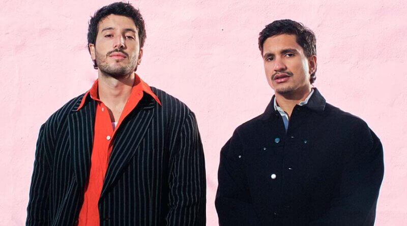 Sebastián Yatra y Jay Kabalan lanzan el video oficial de “CUCARACHEO”