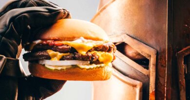Carl's Jr.® desata la Revolución de la Hamburguesa con hamburguesas preparadas al momento y su primera oferta por tiempo limitado estrella "Angus Maximus"